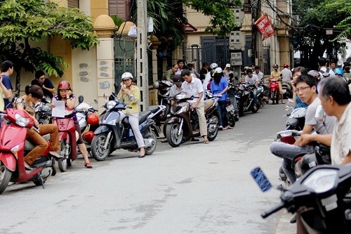 Trước cổng Hội đồng thi THPT Yên Hòa - Cầu Giấy - Hà Nội hàng trăm phụ huynh xếp hàng chờ con trong khi làm bài.